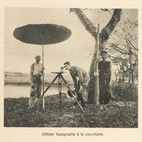 Officier topographe à la planchette