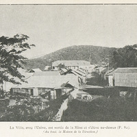 Au fond la Maison de la direction