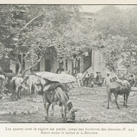 Départ devant la maison de la direction