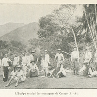 L'équipe au pied des montagnes du Carapo