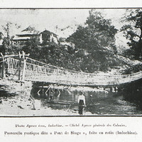 Passerelle rustique dite « Pont de Singe », faite en rotin (Indochine)