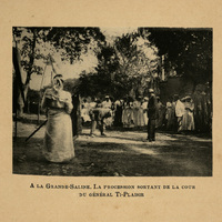 A la Grande-Saline : la procession sortant de la cour du Général Ti-Plaisir