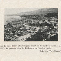 [Une vue de Saint-Pierre ( Martinique ), avant sa destruction par le Mont Pelé en 1902. Au premier…