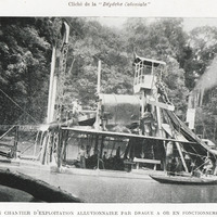 Un chantier d'exploitation alluvionnaire par drague à or en fonctionnement